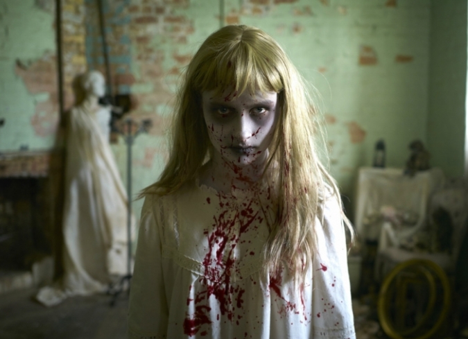 Los hermanos�Cameron�y�Colin Cairnes�aparecieron en la escena internacional con su descarada y sangrienta comedia de horror�100 Bloody Acres�(2012). Se trataba de un filme finamente editado, con una narrativa congruente, un gui�n extravagante y un dise�o de producci�n incre�blemente eficaz. Ellos demostraron ser una nueva, emocionante y prometedora voz del cine australiano. Con una historia mucho m�s oscura y un gui�n intrincado, los Cairnes crean�Juego de terror�(Scare Campaign, 2016).  - ENFILME.COM