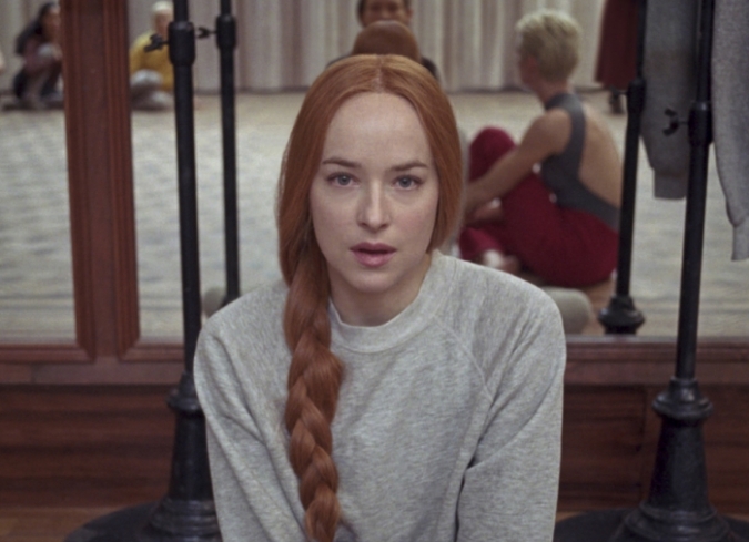 Despu�s de varias peticiones -constantes e insistentes- del director italiano, el m�sico y compositor brit�nico,�Thom Yorke, decidi� asumir la responsabilidad de confeccionar la banda sonora del filme. Luca Guadagnino sab�a que el l�der de�Radiohead�ten�a todas las capacidades para comprender las cualidades hipn�ticas y fascinantes de la banda sonora original de�Goblin, deconstruirlas y hacerlas suyas mediante atm�sferas que exploran lugares fr�os y misteriosos.  - ENFILME.COM