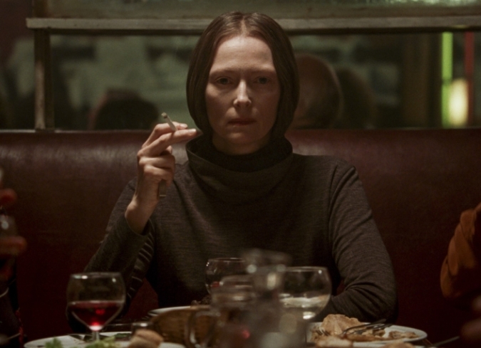 Despu�s de varias peticiones -constantes e insistentes- del director italiano, el m�sico y compositor brit�nico,�Thom Yorke, decidi� asumir la responsabilidad de confeccionar la banda sonora del filme. Luca Guadagnino sab�a que el l�der de�Radiohead�ten�a todas las capacidades para comprender las cualidades hipn�ticas y fascinantes de la banda sonora original de�Goblin, deconstruirlas y hacerlas suyas mediante atm�sferas que exploran lugares fr�os y misteriosos.  - ENFILME.COM
