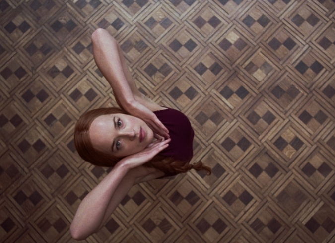 En 1977, Susie Bannion (Dakota Johnson) se muda de Ohio a Berl�n para unirse a la Academia de Danza Markos, con la esperanza de impresionar a la aclamada core�grafa Madame Blanc (Tilda Swinton). Ah�, en la residencia de estudiantes, las bailarinas est�n preocupadas con la p�rdida de su colega Patricia (Chlo� Grace Moretz), quien le confiesa a su psicoterapeuta, Josef Klemperer (Swinton), sus temores sobre la organizaci�n, declarando que est� dirigida por un grupo de brujas. Buscando investigar las afirmaciones de brujer�a, Josef hace descubrimientos cr�ticos sobre las mujeres que est�n al frente de la academia, mientras que Susie, adem�s de enfocarse en sus habilidades como bailarina para obtener el papel protag�nico de la puesta en escena que prepara Blanc, se hace amiga de Sara (Mia Goth), una joven que comienza a sentirse insegura del lugar en el que vive y estudia, mismo sentimiento que experiment� Patricia antes de su extra�a desaparici�n.  - ENFILME.COM