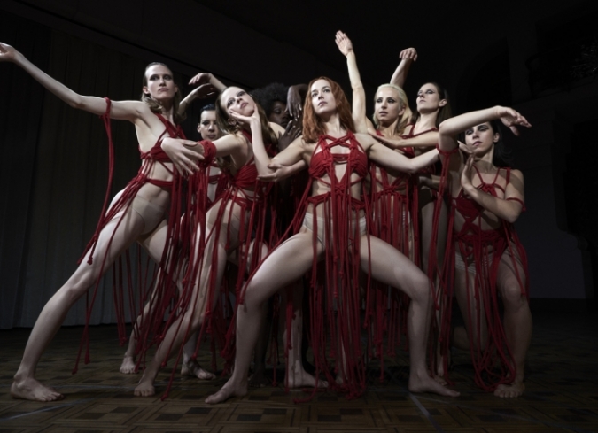 Despu�s de varias peticiones -constantes e insistentes- del director italiano, el m�sico y compositor brit�nico,�Thom Yorke, decidi� asumir la responsabilidad de confeccionar la banda sonora del filme. Luca Guadagnino sab�a que el l�der de�Radiohead�ten�a todas las capacidades para comprender las cualidades hipn�ticas y fascinantes de la banda sonora original de�Goblin, deconstruirlas y hacerlas suyas mediante atm�sferas que exploran lugares fr�os y misteriosos.  - ENFILME.COM