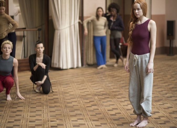 En 1977, Susie Bannion (Dakota Johnson) se muda de Ohio a Berl�n para unirse a la Academia de Danza Markos, con la esperanza de impresionar a la aclamada core�grafa Madame Blanc (Tilda Swinton). Ah�, en la residencia de estudiantes, las bailarinas est�n preocupadas con la p�rdida de su colega Patricia (Chlo� Grace Moretz), quien le confiesa a su psicoterapeuta, Josef Klemperer (Swinton), sus temores sobre la organizaci�n, declarando que est� dirigida por un grupo de brujas. Buscando investigar las afirmaciones de brujer�a, Josef hace descubrimientos cr�ticos sobre las mujeres que est�n al frente de la academia, mientras que Susie, adem�s de enfocarse en sus habilidades como bailarina para obtener el papel protag�nico de la puesta en escena que prepara Blanc, se hace amiga de Sara (Mia Goth), una joven que comienza a sentirse insegura del lugar en el que vive y estudia, mismo sentimiento que experiment� Patricia antes de su extra�a desaparici�n.  - ENFILME.COM