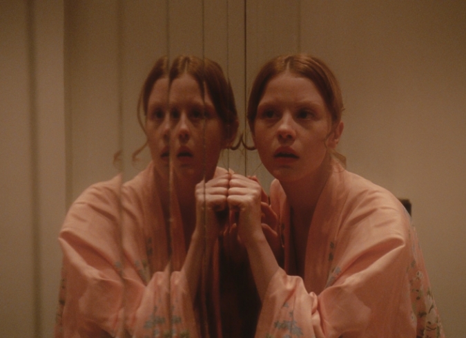 En 1977, Susie Bannion (Dakota Johnson) se muda de Ohio a Berl�n para unirse a la Academia de Danza Markos, con la esperanza de impresionar a la aclamada core�grafa Madame Blanc (Tilda Swinton). Ah�, en la residencia de estudiantes, las bailarinas est�n preocupadas con la p�rdida de su colega Patricia (Chlo� Grace Moretz), quien le confiesa a su psicoterapeuta, Josef Klemperer (Swinton), sus temores sobre la organizaci�n, declarando que est� dirigida por un grupo de brujas. Buscando investigar las afirmaciones de brujer�a, Josef hace descubrimientos cr�ticos sobre las mujeres que est�n al frente de la academia, mientras que Susie, adem�s de enfocarse en sus habilidades como bailarina para obtener el papel protag�nico de la puesta en escena que prepara Blanc, se hace amiga de Sara (Mia Goth), una joven que comienza a sentirse insegura del lugar en el que vive y estudia, mismo sentimiento que experiment� Patricia antes de su extra�a desaparici�n.  - ENFILME.COM