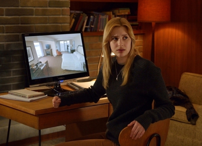 Rese�a:�En 'Cautiva', Atom Egoyan entrecruza las vidas de sus personajes recurriendo a saltos temporales, tiempos verbales subjetivos, repeticiones y el paralelismos para�transitarpor las convenciones habituales de una pel�cula sobre la desaparici�n de un ni�o: los padres que tienen preguntas interminables, detectives consumidos por la b�squeda de los responsables,� un padre sospechoso, los roces entre la familia y la polic�a, y la desconfianza mutua entre estas partes.  - ENFILME.COM