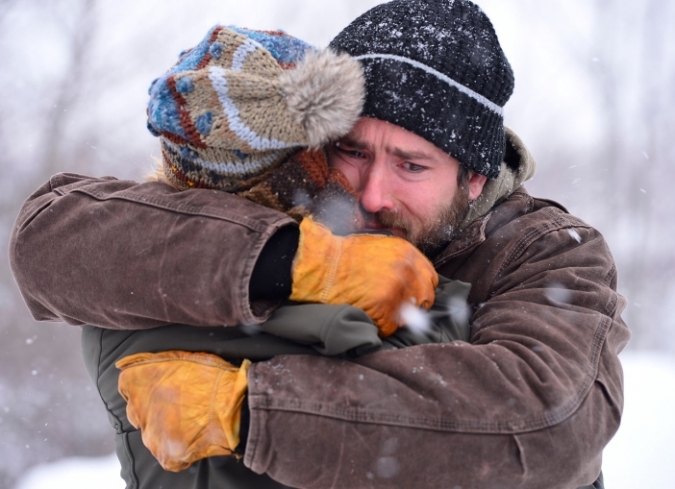 Rese�a:�En 'Cautiva', Atom Egoyan entrecruza las vidas de sus personajes recurriendo a saltos temporales, tiempos verbales subjetivos, repeticiones y el paralelismos para�transitarpor las convenciones habituales de una pel�cula sobre la desaparici�n de un ni�o: los padres que tienen preguntas interminables, detectives consumidos por la b�squeda de los responsables,� un padre sospechoso, los roces entre la familia y la polic�a, y la desconfianza mutua entre estas partes.  - ENFILME.COM