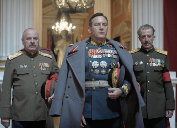 En la tarde del 28 de febrero de 1953, Radio Mosca transmiti� en vivo el�Concierto para piano y orquesta n.23�de Mozart. Conmovido por la ejecuci�n que escucha en su residencia de Kountsevo, Joseph Stalin (Adrian McLoughlin) solicita una grabaci�n. Pero ning�n registro estaba programado para esa noche. Paralizado por el miedo, en lugar de negar cort�smente la solicitud, el ingeniero Andreyev (Paddy Considine) se enfurece y se ve obligado a reunir a los m�sicos y debe llenar el sal�n con gente pobre, trabajando para replicar la misma magia sinf�nica, o de lo contrario se le disparar� a la ma�ana siguiente. Muchos deciden participar para montar el ?teatrito?, excepto Maria Yudina (Olga Kurylenko), la pianista que perdi� familiares y amigos a manos del tirano. Pocos d�as despu�s, Stalin muere y se desata un feroz conflicto por la sucesi�n entre los miembros del Comit� Central del PCUS (Partido Comunista de la Uni�n Sovi�tica). Tratando de lograr la estabilidad, los pol�ticos s�lo alientan el desorden, los insultos comerciales, las amenazas y los secretos para posicionarse como la opci�n leg�tima para reemplazar a un monstruo intimidante que durante d�cadas aterroriz� a la Uni�n Sovi�tica con demostraciones despiadadas de poder.  - ENFILME.COM