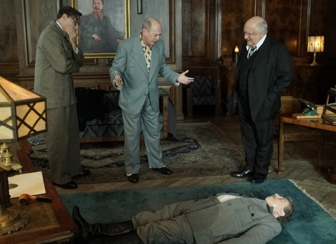 En la tarde del 28 de febrero de 1953, Radio Mosca transmiti� en vivo el�Concierto para piano y orquesta n.23�de Mozart. Conmovido por la ejecuci�n que escucha en su residencia de Kountsevo, Joseph Stalin (Adrian McLoughlin) solicita una grabaci�n. Pero ning�n registro estaba programado para esa noche. Paralizado por el miedo, en lugar de negar cort�smente la solicitud, el ingeniero Andreyev (Paddy Considine) se enfurece y se ve obligado a reunir a los m�sicos y debe llenar el sal�n con gente pobre, trabajando para replicar la misma magia sinf�nica, o de lo contrario se le disparar� a la ma�ana siguiente. Muchos deciden participar para montar el ?teatrito?, excepto Maria Yudina (Olga Kurylenko), la pianista que perdi� familiares y amigos a manos del tirano. Pocos d�as despu�s, Stalin muere y se desata un feroz conflicto por la sucesi�n entre los miembros del Comit� Central del PCUS (Partido Comunista de la Uni�n Sovi�tica). Tratando de lograr la estabilidad, los pol�ticos s�lo alientan el desorden, los insultos comerciales, las amenazas y los secretos para posicionarse como la opci�n leg�tima para reemplazar a un monstruo intimidante que durante d�cadas aterroriz� a la Uni�n Sovi�tica con demostraciones despiadadas de poder.  - ENFILME.COM