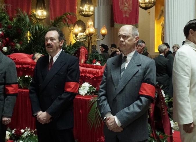 En la tarde del 28 de febrero de 1953, Radio Mosca transmiti� en vivo el�Concierto para piano y orquesta n.23�de Mozart. Conmovido por la ejecuci�n que escucha en su residencia de Kountsevo, Joseph Stalin (Adrian McLoughlin) solicita una grabaci�n. Pero ning�n registro estaba programado para esa noche. Paralizado por el miedo, en lugar de negar cort�smente la solicitud, el ingeniero Andreyev (Paddy Considine) se enfurece y se ve obligado a reunir a los m�sicos y debe llenar el sal�n con gente pobre, trabajando para replicar la misma magia sinf�nica, o de lo contrario se le disparar� a la ma�ana siguiente. Muchos deciden participar para montar el ?teatrito?, excepto Maria Yudina (Olga Kurylenko), la pianista que perdi� familiares y amigos a manos del tirano. Pocos d�as despu�s, Stalin muere y se desata un feroz conflicto por la sucesi�n entre los miembros del Comit� Central del PCUS (Partido Comunista de la Uni�n Sovi�tica). Tratando de lograr la estabilidad, los pol�ticos s�lo alientan el desorden, los insultos comerciales, las amenazas y los secretos para posicionarse como la opci�n leg�tima para reemplazar a un monstruo intimidante que durante d�cadas aterroriz� a la Uni�n Sovi�tica con demostraciones despiadadas de poder.  - ENFILME.COM