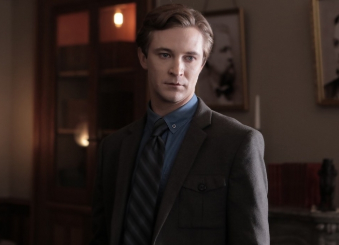 Aaron Hammond (Michael Welch) es un joven abogado que est� tratando de hacer todo lo posible para salir de la mala racha en la que se encuentra. Su vida se est� desmoronando; no puede obtener un puesto estable y bien remunerado, trabaja en una cafeter�a y sus cerraduras se han cambiado despu�s de no pagar su renta durante dos meses. Cuando su exnovia, Lisa (Melissa Bolona), llama para informarle de la muerte de su padre, todo termina por derrumbarse. El hombre regresa al peque�o pueblo donde creci� para cuidar a su afligida madre, Kate (Lin Shaye), cuya estabilidad emocional est� colgando de un hilo. Su antiguo compa�ero de la escuela secundaria, Derek (Kaiwi Lyman), ahora es el polic�a m�s temido y respetado de la comunidad, pero tambi�n es el marido abusivo de Lisa. La tensi�n rodea a Aaron, quien, haciendo un repaso por su vida, comienza a arrepentirse de varias de las decisiones y caminos que eligi�. Sin embargo, cuando aparece una misteriosa urna en las posesiones de su padre, los deseos de Aaron comienzan a hacerse realidad con efectos secundarios peligrosos.  - ENFILME.COM