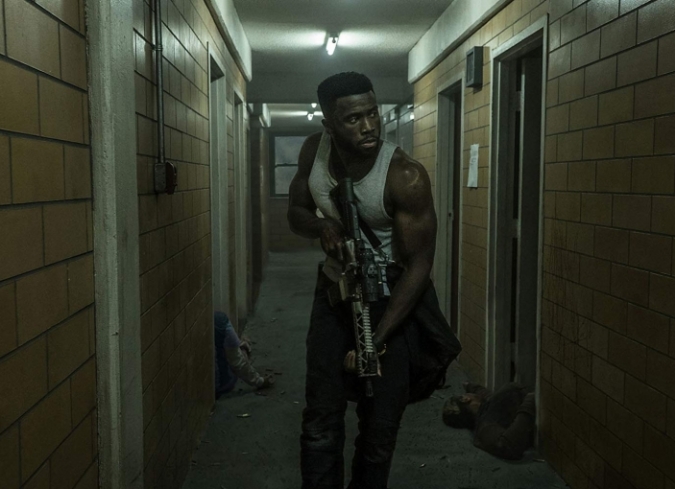 ?�Con qui�n est�s enojado??, dice una voz con calma y pasividad mientras inicia el filme. El close-up de una boca con unos dientes amarillentos que responde ?con todos, con todo? nos muestra el inicio del experimento que la gente popularmente ha denominado ?la purga?. El partido de los Padres Fundadores (New Founding Fathers) ha decidido realizar una prueba en Staten Island, como proyecto piloto que pretende expandirse a nivel nacional el siguiente a�o si todo sale como esperan. La encargada de este primer intento es la doctora Updale (Marisa Tomei) quien considera que el hecho de permitir a la sociedad descargar su ira durante un tiempo determinado -12 horas para ser exactos- sin repercusiones legales, beneficiar� a la sociedad a largo plazo. Sin embargo, el experimento que tanto la investigadora como los miembros del partido apoyan, no parece tener gran aceptaci�n entre los residentes, por lo que el partido decide incentivar la permanencia de la gente con una suma de 5000 d�lares y para aquellos que decidan ?purgar?, un monto econ�mico mucho mayor. Nya (Lex Scott Davis), una joven activista, se re�ne con un grupo de personas para pasar la noche de la purga en una iglesia y manda a su hermano, Isaiah (Joivan Wade), a Brooklyn, pero el joven desea vengarse de Skeletor (Rotimi Paul), un violento drogadicto que se nos presenta en la primera escena del filme como uno de los primeros en aceptar este nuevo orden social. Pese al fomento monetario que reciben, la mayor parte de las personas deciden solo utilizar sustancias ilegales y actos indecorosos en la v�a p�blica. No obstante, salidos de un lugar desconocido, varios grupos de personas enmascaradas comienzan a asesinar a la poblaci�n, por lo que el mafioso de la zona y exnovio de Nya, Dmitri (Y?lan Noel) defender� su territorio y a los miembros de su comunidad.  - ENFILME.COM