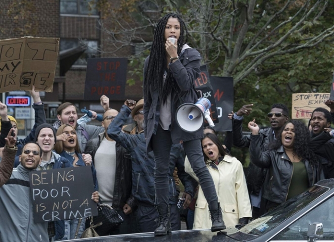 ?�Con qui�n est�s enojado??, dice una voz con calma y pasividad mientras inicia el filme. El close-up de una boca con unos dientes amarillentos que responde ?con todos, con todo? nos muestra el inicio del experimento que la gente popularmente ha denominado ?la purga?. El partido de los Padres Fundadores (New Founding Fathers) ha decidido realizar una prueba en Staten Island, como proyecto piloto que pretende expandirse a nivel nacional el siguiente a�o si todo sale como esperan. La encargada de este primer intento es la doctora Updale (Marisa Tomei) quien considera que el hecho de permitir a la sociedad descargar su ira durante un tiempo determinado -12 horas para ser exactos- sin repercusiones legales, beneficiar� a la sociedad a largo plazo. Sin embargo, el experimento que tanto la investigadora como los miembros del partido apoyan, no parece tener gran aceptaci�n entre los residentes, por lo que el partido decide incentivar la permanencia de la gente con una suma de 5000 d�lares y para aquellos que decidan ?purgar?, un monto econ�mico mucho mayor. Nya (Lex Scott Davis), una joven activista, se re�ne con un grupo de personas para pasar la noche de la purga en una iglesia y manda a su hermano, Isaiah (Joivan Wade), a Brooklyn, pero el joven desea vengarse de Skeletor (Rotimi Paul), un violento drogadicto que se nos presenta en la primera escena del filme como uno de los primeros en aceptar este nuevo orden social. Pese al fomento monetario que reciben, la mayor parte de las personas deciden solo utilizar sustancias ilegales y actos indecorosos en la v�a p�blica. No obstante, salidos de un lugar desconocido, varios grupos de personas enmascaradas comienzan a asesinar a la poblaci�n, por lo que el mafioso de la zona y exnovio de Nya, Dmitri (Y?lan Noel) defender� su territorio y a los miembros de su comunidad.  - ENFILME.COM