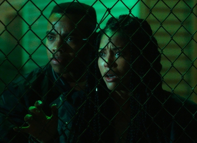 ?�Con qui�n est�s enojado??, dice una voz con calma y pasividad mientras inicia el filme. El close-up de una boca con unos dientes amarillentos que responde ?con todos, con todo? nos muestra el inicio del experimento que la gente popularmente ha denominado ?la purga?. El partido de los Padres Fundadores (New Founding Fathers) ha decidido realizar una prueba en Staten Island, como proyecto piloto que pretende expandirse a nivel nacional el siguiente a�o si todo sale como esperan. La encargada de este primer intento es la doctora Updale (Marisa Tomei) quien considera que el hecho de permitir a la sociedad descargar su ira durante un tiempo determinado -12 horas para ser exactos- sin repercusiones legales, beneficiar� a la sociedad a largo plazo. Sin embargo, el experimento que tanto la investigadora como los miembros del partido apoyan, no parece tener gran aceptaci�n entre los residentes, por lo que el partido decide incentivar la permanencia de la gente con una suma de 5000 d�lares y para aquellos que decidan ?purgar?, un monto econ�mico mucho mayor. Nya (Lex Scott Davis), una joven activista, se re�ne con un grupo de personas para pasar la noche de la purga en una iglesia y manda a su hermano, Isaiah (Joivan Wade), a Brooklyn, pero el joven desea vengarse de Skeletor (Rotimi Paul), un violento drogadicto que se nos presenta en la primera escena del filme como uno de los primeros en aceptar este nuevo orden social. Pese al fomento monetario que reciben, la mayor parte de las personas deciden solo utilizar sustancias ilegales y actos indecorosos en la v�a p�blica. No obstante, salidos de un lugar desconocido, varios grupos de personas enmascaradas comienzan a asesinar a la poblaci�n, por lo que el mafioso de la zona y exnovio de Nya, Dmitri (Y?lan Noel) defender� su territorio y a los miembros de su comunidad.  - ENFILME.COM