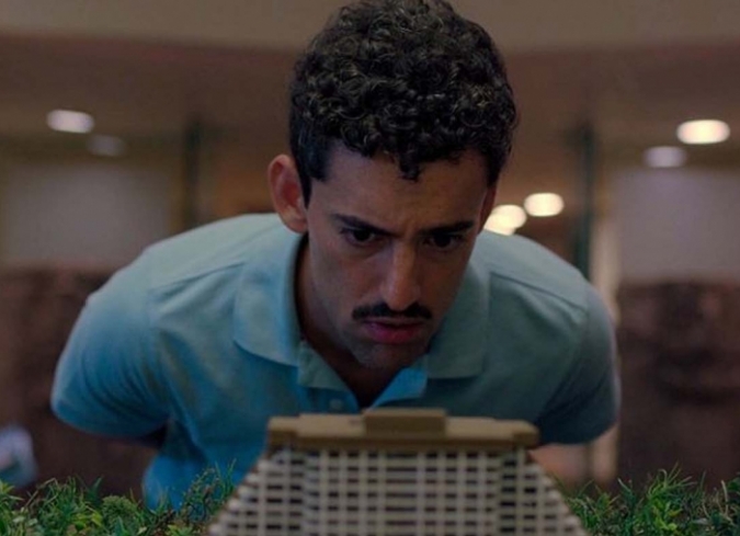 Pedro (Luis Gerardo M�ndez) -en compa��a de su esposa Eva (Cassandra Ciangherroti) y su hijo- llega a Everfields, un exclusivo resort de alta categor�a en Acapulco. Los primeros intercambios de palabras entre la joven pareja permiten descubrir que ha sido un a�o extenuante para ambos, por lo que una semana completa de descanso y relajaci�n es necesaria. Poco despu�s de registrarse, Pedro est� alarmado y molesto al darse cuenta de que otra familia -encabezada por Abel (Andr�s Almeida)- cuenta con una reservaci�n para habitar la misma villa. Ante la imposibilidad de resolver el fiasco ocasionado por la compa��a hotelera, Pedro se ve orillado a compartir su espacio con los desconocidos que r�pidamente comienzan a actuar de manera afectuosa y cordial para ganarse la confianza del joven. Precisamente a Pedro le han asignado a Gloria (Montserrat Mara��n), una gerente de ventas, cuya misi�n es acercarse a los vacacionistas primerizos para seducirlos y convencerlos de adquirir membres�as para que pronto puedan a volver a disfrutar del para�so tropical. Sin embargo, su obsesi�n profesional, sus traumas del pasado y su problem�tica relaci�n con su esposo, el enigm�tico Andr�s (Miguel Rodarte), ser�n los principales obst�culos que vencer.  - ENFILME.COM