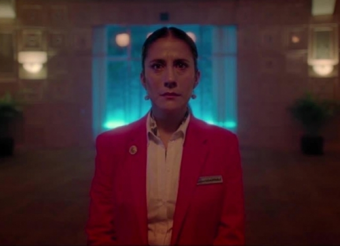 Pedro (Luis Gerardo M�ndez) -en compa��a de su esposa Eva (Cassandra Ciangherroti) y su hijo- llega a Everfields, un exclusivo resort de alta categor�a en Acapulco. Los primeros intercambios de palabras entre la joven pareja permiten descubrir que ha sido un a�o extenuante para ambos, por lo que una semana completa de descanso y relajaci�n es necesaria. Poco despu�s de registrarse, Pedro est� alarmado y molesto al darse cuenta de que otra familia -encabezada por Abel (Andr�s Almeida)- cuenta con una reservaci�n para habitar la misma villa. Ante la imposibilidad de resolver el fiasco ocasionado por la compa��a hotelera, Pedro se ve orillado a compartir su espacio con los desconocidos que r�pidamente comienzan a actuar de manera afectuosa y cordial para ganarse la confianza del joven. Precisamente a Pedro le han asignado a Gloria (Montserrat Mara��n), una gerente de ventas, cuya misi�n es acercarse a los vacacionistas primerizos para seducirlos y convencerlos de adquirir membres�as para que pronto puedan a volver a disfrutar del para�so tropical. Sin embargo, su obsesi�n profesional, sus traumas del pasado y su problem�tica relaci�n con su esposo, el enigm�tico Andr�s (Miguel Rodarte), ser�n los principales obst�culos que vencer.  - ENFILME.COM