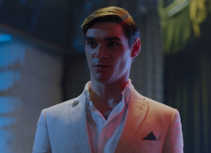 Pedro (Luis Gerardo M�ndez) -en compa��a de su esposa Eva (Cassandra Ciangherroti) y su hijo- llega a Everfields, un exclusivo resort de alta categor�a en Acapulco. Los primeros intercambios de palabras entre la joven pareja permiten descubrir que ha sido un a�o extenuante para ambos, por lo que una semana completa de descanso y relajaci�n es necesaria. Poco despu�s de registrarse, Pedro est� alarmado y molesto al darse cuenta de que otra familia -encabezada por Abel (Andr�s Almeida)- cuenta con una reservaci�n para habitar la misma villa. Ante la imposibilidad de resolver el fiasco ocasionado por la compa��a hotelera, Pedro se ve orillado a compartir su espacio con los desconocidos que r�pidamente comienzan a actuar de manera afectuosa y cordial para ganarse la confianza del joven. Precisamente a Pedro le han asignado a Gloria (Montserrat Mara��n), una gerente de ventas, cuya misi�n es acercarse a los vacacionistas primerizos para seducirlos y convencerlos de adquirir membres�as para que pronto puedan a volver a disfrutar del para�so tropical. Sin embargo, su obsesi�n profesional, sus traumas del pasado y su problem�tica relaci�n con su esposo, el enigm�tico Andr�s (Miguel Rodarte), ser�n los principales obst�culos que vencer.  - ENFILME.COM