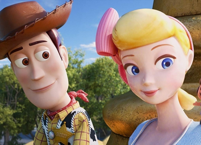 A punto de comenzar una nueva etapa de su vida en el jard�n de ni�os, la peque�a Bonnie ya no tiene mucho inter�s en jugar con Woody, lo que le permite a Jessie convertirse en la nueva sheriff. Determinado a no perderla de vista, Woody acompa�a en secreto a Bonnie para su primer d�a de clases, donde construye un juguete a partir de un tenedor y decide nombrarlo Forky. Bonnie se entusiasma con su creaci�n, con su nuevo juguete, e intenta mantenerlo cerca, pero al ser de pl�stico corre el riesgo de ser arrojado por lo dem�s en el bote de basura. Durante un viaje por carretera con la familia de Bonnie, Forky se pierde, obligando a Woody a llevarlo de regreso a casa, pero pronto se encuentran en una tienda de antig�edades, con la mu�eca Gabby Gabby decidida a robar la caja de voz de Woody, para as� convertirse en un juguete deseable. Una vez m�s, los amigos de Woody -incluyendo a Buzz Lightyear y Bo Peep- conforman un equipo de rescate para ayudar a los juguetes perdidos.  - ENFILME.COM