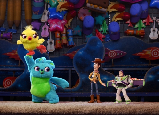 A punto de comenzar una nueva etapa de su vida en el jard�n de ni�os, la peque�a Bonnie ya no tiene mucho inter�s en jugar con Woody, lo que le permite a Jessie convertirse en la nueva sheriff. Determinado a no perderla de vista, Woody acompa�a en secreto a Bonnie para su primer d�a de clases, donde construye un juguete a partir de un tenedor y decide nombrarlo Forky. Bonnie se entusiasma con su creaci�n, con su nuevo juguete, e intenta mantenerlo cerca, pero al ser de pl�stico corre el riesgo de ser arrojado por lo dem�s en el bote de basura. Durante un viaje por carretera con la familia de Bonnie, Forky se pierde, obligando a Woody a llevarlo de regreso a casa, pero pronto se encuentran en una tienda de antig�edades, con la mu�eca Gabby Gabby decidida a robar la caja de voz de Woody, para as� convertirse en un juguete deseable. Una vez m�s, los amigos de Woody -incluyendo a Buzz Lightyear y Bo Peep- conforman un equipo de rescate para ayudar a los juguetes perdidos.  - ENFILME.COM