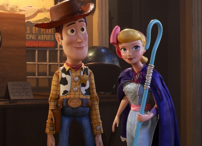 A punto de comenzar una nueva etapa de su vida en el jard�n de ni�os, la peque�a Bonnie ya no tiene mucho inter�s en jugar con Woody, lo que le permite a Jessie convertirse en la nueva sheriff. Determinado a no perderla de vista, Woody acompa�a en secreto a Bonnie para su primer d�a de clases, donde construye un juguete a partir de un tenedor y decide nombrarlo Forky. Bonnie se entusiasma con su creaci�n, con su nuevo juguete, e intenta mantenerlo cerca, pero al ser de pl�stico corre el riesgo de ser arrojado por lo dem�s en el bote de basura. Durante un viaje por carretera con la familia de Bonnie, Forky se pierde, obligando a Woody a llevarlo de regreso a casa, pero pronto se encuentran en una tienda de antig�edades, con la mu�eca Gabby Gabby decidida a robar la caja de voz de Woody, para as� convertirse en un juguete deseable. Una vez m�s, los amigos de Woody -incluyendo a Buzz Lightyear y Bo Peep- conforman un equipo de rescate para ayudar a los juguetes perdidos.  - ENFILME.COM
