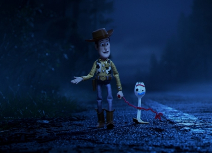 A punto de comenzar una nueva etapa de su vida en el jard�n de ni�os, la peque�a Bonnie ya no tiene mucho inter�s en jugar con Woody, lo que le permite a Jessie convertirse en la nueva sheriff. Determinado a no perderla de vista, Woody acompa�a en secreto a Bonnie para su primer d�a de clases, donde construye un juguete a partir de un tenedor y decide nombrarlo Forky. Bonnie se entusiasma con su creaci�n, con su nuevo juguete, e intenta mantenerlo cerca, pero al ser de pl�stico corre el riesgo de ser arrojado por lo dem�s en el bote de basura. Durante un viaje por carretera con la familia de Bonnie, Forky se pierde, obligando a Woody a llevarlo de regreso a casa, pero pronto se encuentran en una tienda de antig�edades, con la mu�eca Gabby Gabby decidida a robar la caja de voz de Woody, para as� convertirse en un juguete deseable. Una vez m�s, los amigos de Woody -incluyendo a Buzz Lightyear y Bo Peep- conforman un equipo de rescate para ayudar a los juguetes perdidos.  - ENFILME.COM