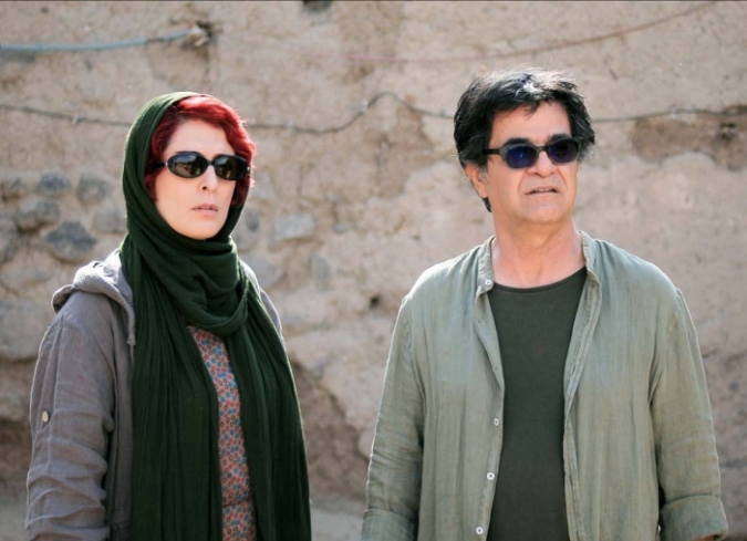 Como lo ha hecho en cada una de sus pel�culas anteriores desde que se le prohibi� oficialmente hacer cine,�Jafar Panahi�se interpreta a s� mismo. Acompa�ado de la actriz�Behnaz Jafari, quien tambi�n se interpreta a s� misma, el director sale de Teher�n para visitar algunos pueblos y espacios rurales. En un principio el d�o se comporta de manera err�tica, sin intenciones de revelarnos demasiado, pero pronto descubrimos por qu�. Una joven aspirante a actriz llamada Marziyeh (Marziyeh Rezaei) le envi� a Jafari un mensaje de video en el que expone su deseo de ser actriz e incluso le comparte que fue aceptada en el conservatorio. Sin embargo, su familia la est� obligando a quedarse en la aldea debido a que tienen otros planes para la joven, entre ellos, casarla. Al no encontrar una salida, ella amenaza con suicidarse. Y entonces Panahi y Jafari est�n en camino para hablar con ella antes de que sea demasiado tarde.  - ENFILME.COM