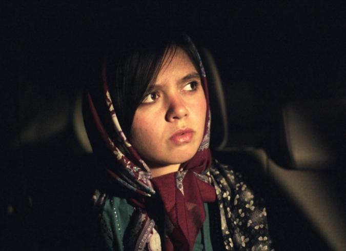 Como lo ha hecho en cada una de sus pel�culas anteriores desde que se le prohibi� oficialmente hacer cine,�Jafar Panahi�se interpreta a s� mismo. Acompa�ado de la actriz�Behnaz Jafari, quien tambi�n se interpreta a s� misma, el director sale de Teher�n para visitar algunos pueblos y espacios rurales. En un principio el d�o se comporta de manera err�tica, sin intenciones de revelarnos demasiado, pero pronto descubrimos por qu�. Una joven aspirante a actriz llamada Marziyeh (Marziyeh Rezaei) le envi� a Jafari un mensaje de video en el que expone su deseo de ser actriz e incluso le comparte que fue aceptada en el conservatorio. Sin embargo, su familia la est� obligando a quedarse en la aldea debido a que tienen otros planes para la joven, entre ellos, casarla. Al no encontrar una salida, ella amenaza con suicidarse. Y entonces Panahi y Jafari est�n en camino para hablar con ella antes de que sea demasiado tarde.  - ENFILME.COM