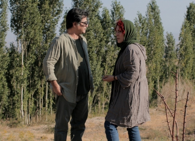 Como lo ha hecho en cada una de sus pel�culas anteriores desde que se le prohibi� oficialmente hacer cine,�Jafar Panahi�se interpreta a s� mismo. Acompa�ado de la actriz�Behnaz Jafari, quien tambi�n se interpreta a s� misma, el director sale de Teher�n para visitar algunos pueblos y espacios rurales. En un principio el d�o se comporta de manera err�tica, sin intenciones de revelarnos demasiado, pero pronto descubrimos por qu�. Una joven aspirante a actriz llamada Marziyeh (Marziyeh Rezaei) le envi� a Jafari un mensaje de video en el que expone su deseo de ser actriz e incluso le comparte que fue aceptada en el conservatorio. Sin embargo, su familia la est� obligando a quedarse en la aldea debido a que tienen otros planes para la joven, entre ellos, casarla. Al no encontrar una salida, ella amenaza con suicidarse. Y entonces Panahi y Jafari est�n en camino para hablar con ella antes de que sea demasiado tarde.  - ENFILME.COM