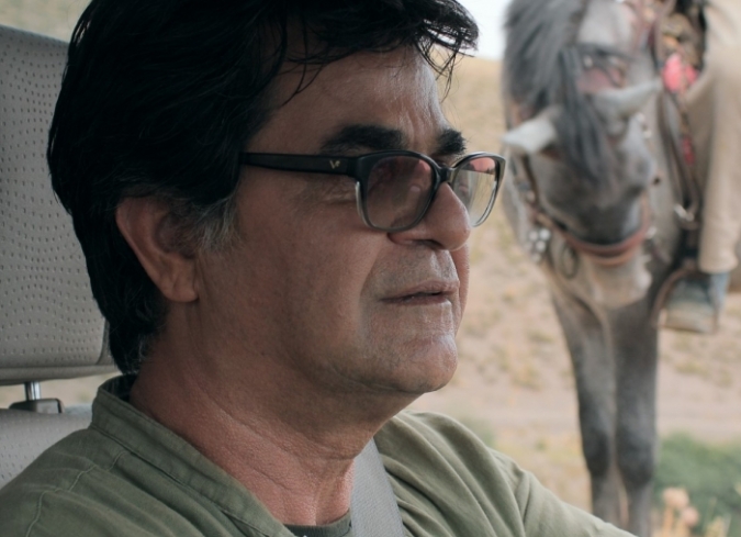 Como lo ha hecho en cada una de sus pel�culas anteriores desde que se le prohibi� oficialmente hacer cine,�Jafar Panahi�se interpreta a s� mismo. Acompa�ado de la actriz�Behnaz Jafari, quien tambi�n se interpreta a s� misma, el director sale de Teher�n para visitar algunos pueblos y espacios rurales. En un principio el d�o se comporta de manera err�tica, sin intenciones de revelarnos demasiado, pero pronto descubrimos por qu�. Una joven aspirante a actriz llamada Marziyeh (Marziyeh Rezaei) le envi� a Jafari un mensaje de video en el que expone su deseo de ser actriz e incluso le comparte que fue aceptada en el conservatorio. Sin embargo, su familia la est� obligando a quedarse en la aldea debido a que tienen otros planes para la joven, entre ellos, casarla. Al no encontrar una salida, ella amenaza con suicidarse. Y entonces Panahi y Jafari est�n en camino para hablar con ella antes de que sea demasiado tarde.  - ENFILME.COM