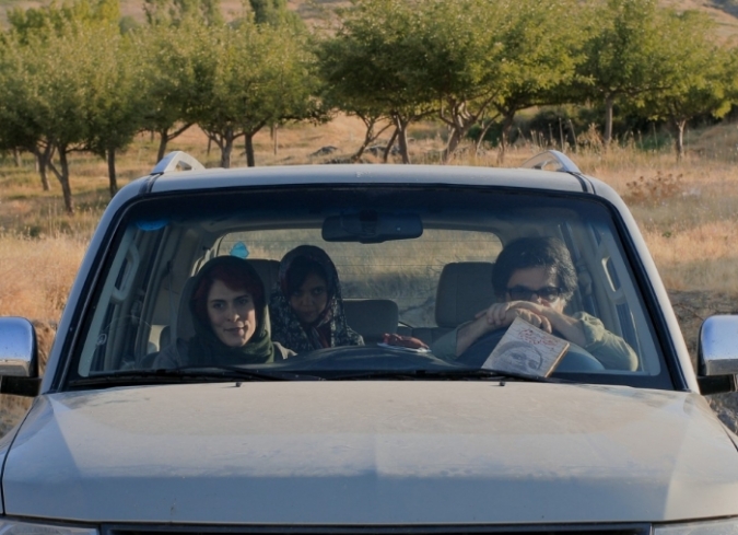 Como lo ha hecho en cada una de sus pel�culas anteriores desde que se le prohibi� oficialmente hacer cine,�Jafar Panahi�se interpreta a s� mismo. Acompa�ado de la actriz�Behnaz Jafari, quien tambi�n se interpreta a s� misma, el director sale de Teher�n para visitar algunos pueblos y espacios rurales. En un principio el d�o se comporta de manera err�tica, sin intenciones de revelarnos demasiado, pero pronto descubrimos por qu�. Una joven aspirante a actriz llamada Marziyeh (Marziyeh Rezaei) le envi� a Jafari un mensaje de video en el que expone su deseo de ser actriz e incluso le comparte que fue aceptada en el conservatorio. Sin embargo, su familia la est� obligando a quedarse en la aldea debido a que tienen otros planes para la joven, entre ellos, casarla. Al no encontrar una salida, ella amenaza con suicidarse. Y entonces Panahi y Jafari est�n en camino para hablar con ella antes de que sea demasiado tarde.  - ENFILME.COM