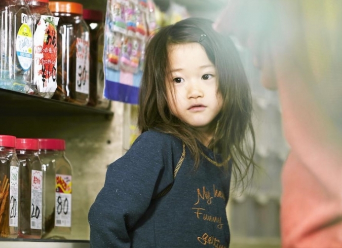 Hirokazu Koreeda�siempre ha mantenido una fijaci�n con las estructuras familiares, en particular por ese v�nculo que no puede ser relacionado con lo sangu�neo (como en�Like Father Like Son,�2013) sino que surge a partir de la convivencia diaria y del amor que se profesan entre ellos.  - ENFILME.COM
