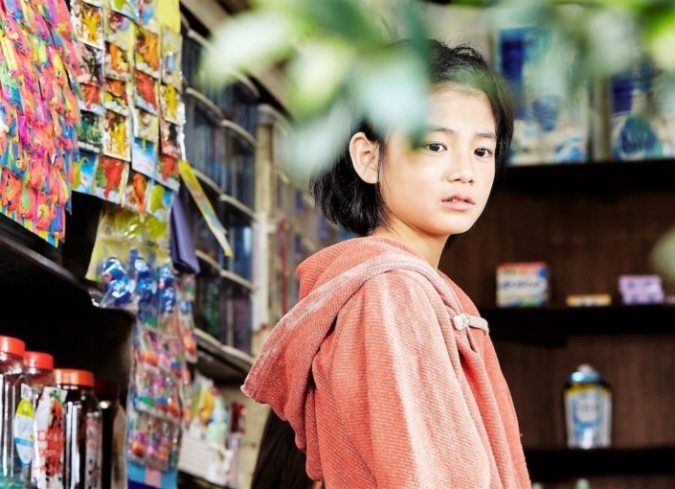 Hirokazu Koreeda�siempre ha mantenido una fijaci�n con las estructuras familiares, en particular por ese v�nculo que no puede ser relacionado con lo sangu�neo (como en�Like Father Like Son,�2013) sino que surge a partir de la convivencia diaria y del amor que se profesan entre ellos.  - ENFILME.COM