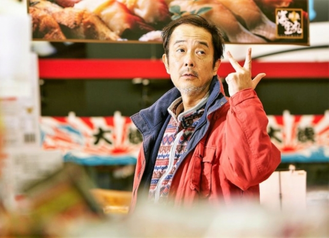 Hirokazu Koreeda�siempre ha mantenido una fijaci�n con las estructuras familiares, en particular por ese v�nculo que no puede ser relacionado con lo sangu�neo (como en�Like Father Like Son,�2013) sino que surge a partir de la convivencia diaria y del amor que se profesan entre ellos.  - ENFILME.COM