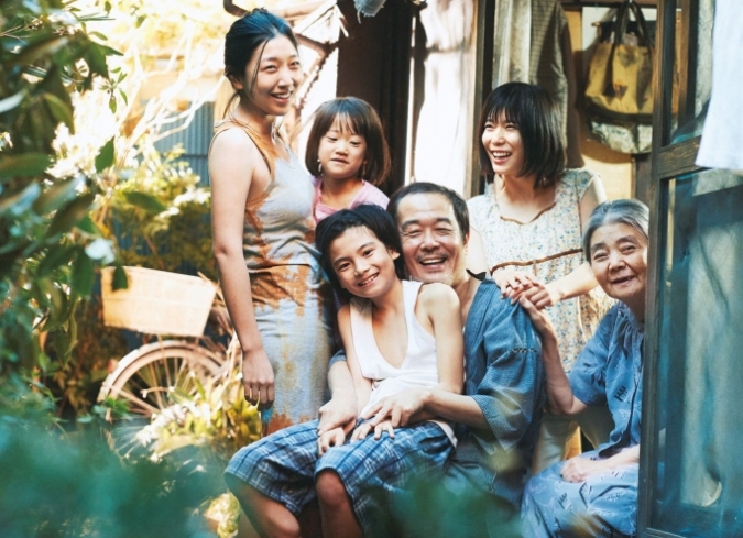 Hirokazu Koreeda�siempre ha mantenido una fijaci�n con las estructuras familiares, en particular por ese v�nculo que no puede ser relacionado con lo sangu�neo (como en�Like Father Like Son,�2013) sino que surge a partir de la convivencia diaria y del amor que se profesan entre ellos.  - ENFILME.COM