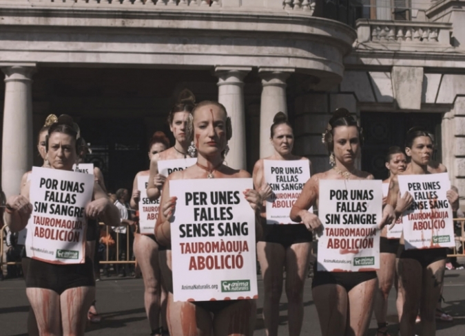 Tras su jubilacio?n, el filo?sofo france?s Francis Wolff, gran aficionado a los toros, decide emprender un viaje por Francia, Me?xico y Espan?a junto a dos cineastas mexicanos, que nada saben de ese mundo que parece tener los di?as contados. A lo largo del viaje, se encuentran con varios personajes con los que reflexionan sobre la relacio?n de los seres humanos con los animales y la naturaleza, sobre el sentido de este viaje que es la vida y sobre nuestra relacio?n con la muerte.  - ENFILME.COM
