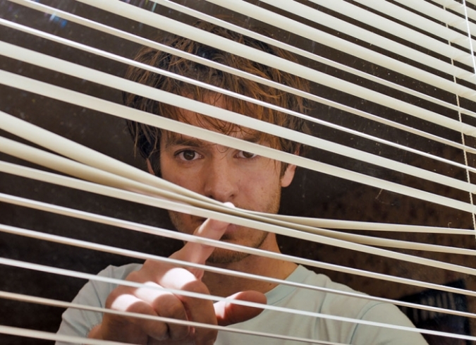 Sin dinero, desempleado, incapaz de pagar sus deudas y cercano al desalojo, Sam (Andrew Garfield), un joven treinta�ero que vive solo en Los �ngeles, pasa d�as tras d�a sin hacer nada de provecho, espiando a sus vecinos con sus binoculares y exprimiendo los �ltimos centavos que le quedan en cigarros, caf� y un poco de comida. Una tarde, el joven ve por primera vez a Sarah (Riley Keough), una de sus vecinas, enamor�ndose de su actitud enigm�tica y su belleza deslumbrante. Cuando la mujer desaparece al d�a siguiente, Sam comienza una b�squeda desesperada, rastreando una serie de peculiares pistas, incluyendo s�mbolos y c�digos que lo llevan a numerosos rincones de la ciudad. En toda esta odisea, Sam se reencuentra con su viejo amigo (Topher Grace) obsesionado con la tecnolog�a y la vigilancia; conoce a un paranoico autor de novelas gr�ficas (Patrick Fischler), que sabe muchos oscuros secretos de la metr�polis; asiste a neobarrocos performances de la extravagante banda musical Jesus & The Brides of Dracula; e intercambia puntos de vista con un tr�o de amables y j�venes actrices (Grace Van Patten,�Sydney Sweeney�y�Bobbi Salv�r Menuez). Todos ellos -consciente o inconscientemente- arrojan huellas sobre el pasado y posible ubicaci�n actual de Sarah. Sin embargo, Sam se siente apabullado ante las monta�as de informaci�n y los intrincados laberintos que debe descifrar, empujando a su ?yo? desmotivado al l�mite, descubriendo varias realidades y sumergi�ndose en las entra�as de Los �ngeles.  - ENFILME.COM