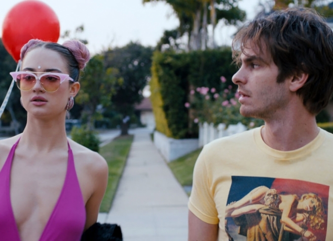 Sin dinero, desempleado, incapaz de pagar sus deudas y cercano al desalojo, Sam (Andrew Garfield), un joven treinta�ero que vive solo en Los �ngeles, pasa d�as tras d�a sin hacer nada de provecho, espiando a sus vecinos con sus binoculares y exprimiendo los �ltimos centavos que le quedan en cigarros, caf� y un poco de comida. Una tarde, el joven ve por primera vez a Sarah (Riley Keough), una de sus vecinas, enamor�ndose de su actitud enigm�tica y su belleza deslumbrante. Cuando la mujer desaparece al d�a siguiente, Sam comienza una b�squeda desesperada, rastreando una serie de peculiares pistas, incluyendo s�mbolos y c�digos que lo llevan a numerosos rincones de la ciudad. En toda esta odisea, Sam se reencuentra con su viejo amigo (Topher Grace) obsesionado con la tecnolog�a y la vigilancia; conoce a un paranoico autor de novelas gr�ficas (Patrick Fischler), que sabe muchos oscuros secretos de la metr�polis; asiste a neobarrocos performances de la extravagante banda musical Jesus & The Brides of Dracula; e intercambia puntos de vista con un tr�o de amables y j�venes actrices (Grace Van Patten,�Sydney Sweeney�y�Bobbi Salv�r Menuez). Todos ellos -consciente o inconscientemente- arrojan huellas sobre el pasado y posible ubicaci�n actual de Sarah. Sin embargo, Sam se siente apabullado ante las monta�as de informaci�n y los intrincados laberintos que debe descifrar, empujando a su ?yo? desmotivado al l�mite, descubriendo varias realidades y sumergi�ndose en las entra�as de Los �ngeles.  - ENFILME.COM