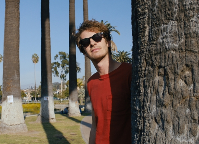 Sin dinero, desempleado, incapaz de pagar sus deudas y cercano al desalojo, Sam (Andrew Garfield), un joven treinta�ero que vive solo en Los �ngeles, pasa d�as tras d�a sin hacer nada de provecho, espiando a sus vecinos con sus binoculares y exprimiendo los �ltimos centavos que le quedan en cigarros, caf� y un poco de comida. Una tarde, el joven ve por primera vez a Sarah (Riley Keough), una de sus vecinas, enamor�ndose de su actitud enigm�tica y su belleza deslumbrante. Cuando la mujer desaparece al d�a siguiente, Sam comienza una b�squeda desesperada, rastreando una serie de peculiares pistas, incluyendo s�mbolos y c�digos que lo llevan a numerosos rincones de la ciudad. En toda esta odisea, Sam se reencuentra con su viejo amigo (Topher Grace) obsesionado con la tecnolog�a y la vigilancia; conoce a un paranoico autor de novelas gr�ficas (Patrick Fischler), que sabe muchos oscuros secretos de la metr�polis; asiste a neobarrocos performances de la extravagante banda musical Jesus & The Brides of Dracula; e intercambia puntos de vista con un tr�o de amables y j�venes actrices (Grace Van Patten,�Sydney Sweeney�y�Bobbi Salv�r Menuez). Todos ellos -consciente o inconscientemente- arrojan huellas sobre el pasado y posible ubicaci�n actual de Sarah. Sin embargo, Sam se siente apabullado ante las monta�as de informaci�n y los intrincados laberintos que debe descifrar, empujando a su ?yo? desmotivado al l�mite, descubriendo varias realidades y sumergi�ndose en las entra�as de Los �ngeles.  - ENFILME.COM