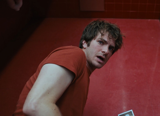 Sin dinero, desempleado, incapaz de pagar sus deudas y cercano al desalojo, Sam (Andrew Garfield), un joven treinta�ero que vive solo en Los �ngeles, pasa d�as tras d�a sin hacer nada de provecho, espiando a sus vecinos con sus binoculares y exprimiendo los �ltimos centavos que le quedan en cigarros, caf� y un poco de comida. Una tarde, el joven ve por primera vez a Sarah (Riley Keough), una de sus vecinas, enamor�ndose de su actitud enigm�tica y su belleza deslumbrante. Cuando la mujer desaparece al d�a siguiente, Sam comienza una b�squeda desesperada, rastreando una serie de peculiares pistas, incluyendo s�mbolos y c�digos que lo llevan a numerosos rincones de la ciudad. En toda esta odisea, Sam se reencuentra con su viejo amigo (Topher Grace) obsesionado con la tecnolog�a y la vigilancia; conoce a un paranoico autor de novelas gr�ficas (Patrick Fischler), que sabe muchos oscuros secretos de la metr�polis; asiste a neobarrocos performances de la extravagante banda musical Jesus & The Brides of Dracula; e intercambia puntos de vista con un tr�o de amables y j�venes actrices (Grace Van Patten,�Sydney Sweeney�y�Bobbi Salv�r Menuez). Todos ellos -consciente o inconscientemente- arrojan huellas sobre el pasado y posible ubicaci�n actual de Sarah. Sin embargo, Sam se siente apabullado ante las monta�as de informaci�n y los intrincados laberintos que debe descifrar, empujando a su ?yo? desmotivado al l�mite, descubriendo varias realidades y sumergi�ndose en las entra�as de Los �ngeles.  - ENFILME.COM