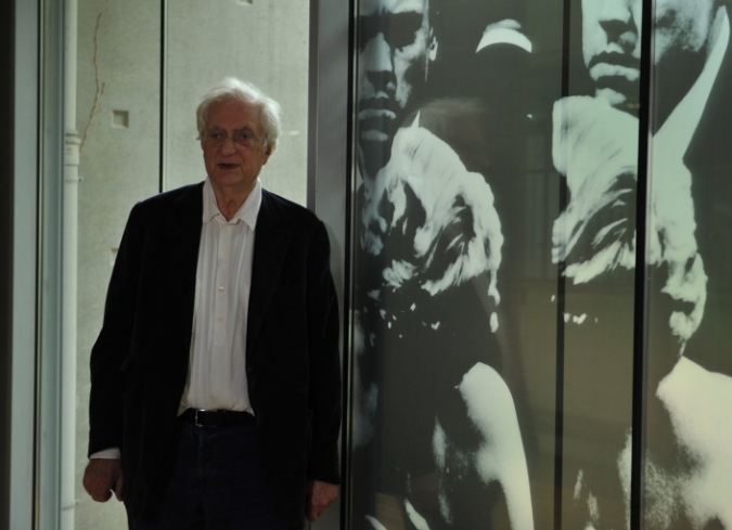 El veterano realizador�Bertrand Tavernier�es el escolta de ensue�o en este apasionante estudio de la historia del cine franc�s. El amor profundo de Tavernier le agrega un resplandor especial a cada marco de las docenas de tesoros del celuloide incluidos en�Viaje por el cine franc�s�(2016). La estructura de la pel�cula es atractivamente casual, pero siempre enfocada y articulada; es casi una conversaci�n ?incluso unilateral? con Tavernier, cada fragmento de filme es analizado en amplitud y, a partir de un detalle o una an�cdota que funcionan como reminiscencias, el director salta a otra pel�cula o autor para darle continuidad y fluidez. Tavernier posee un incisivo ojo y hace observaciones de todo tipo; no duda en se�alar el antisemitismo de�Jean Renoir�durante la guerra, a quien por otra parte alaba con justicia por la t�cnica magistral que emple� en sus relatos. Tambi�n enfatiza la gentil humanidad que�Fran�ois Truffaut�siempre reflej� en su obra; al mismo tiempo que comparte la empat�a y la inteligencia de ese director tan querido y extra�ado.  - ENFILME.COM