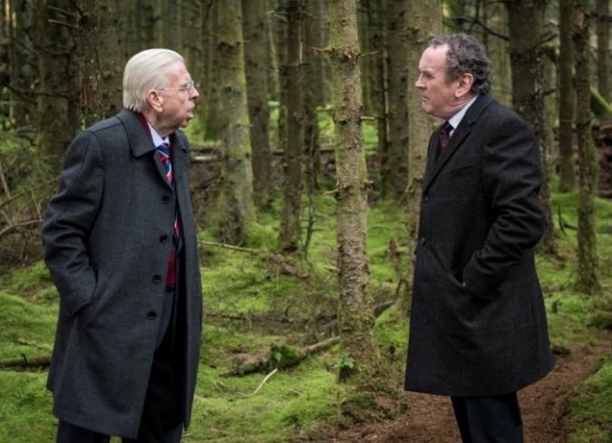 Brit�nicos e irlandeses reunieron a los representantes de los partidos pol�ticos de Irlanda del Norte en St. Andrews, Escocia, para discutir un acuerdo hist�rico. De repente, despu�s de los d�as oscuros de Troubles (que abarcaron desde 1968 hasta 1998) la paz parece posible a principios del siglo XXI. El �nico obst�culo es convencer al ferviente predicador protestante, Ian Paisley (Timothy Spall) y el irland�s republicano Martin McGuinness (Colm Meaney) para que busquen juntos un acuerdo para gobernar juntos y en armon�a.  - ENFILME.COM