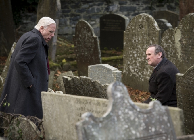 Brit�nicos e irlandeses reunieron a los representantes de los partidos pol�ticos de Irlanda del Norte en St. Andrews, Escocia, para discutir un acuerdo hist�rico. De repente, despu�s de los d�as oscuros de Troubles (que abarcaron desde 1968 hasta 1998) la paz parece posible a principios del siglo XXI. El �nico obst�culo es convencer al ferviente predicador protestante, Ian Paisley (Timothy Spall) y el irland�s republicano Martin McGuinness (Colm Meaney) para que busquen juntos un acuerdo para gobernar juntos y en armon�a.  - ENFILME.COM