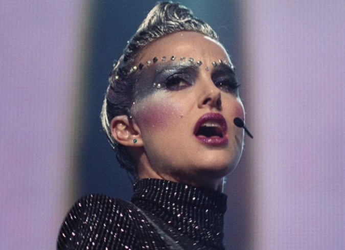 Un aspecto importante y constante en el relato es la m�sica que interpreta el personaje de Celeste. Las canciones de�Vox Lux�fueron escritas por la superestrella del pop�Sia espec�ficamente para el filme, mientras que la partitura de la pel�cula fue elaborada por el cantante y compositor�Scott Walker.  - ENFILME.COM