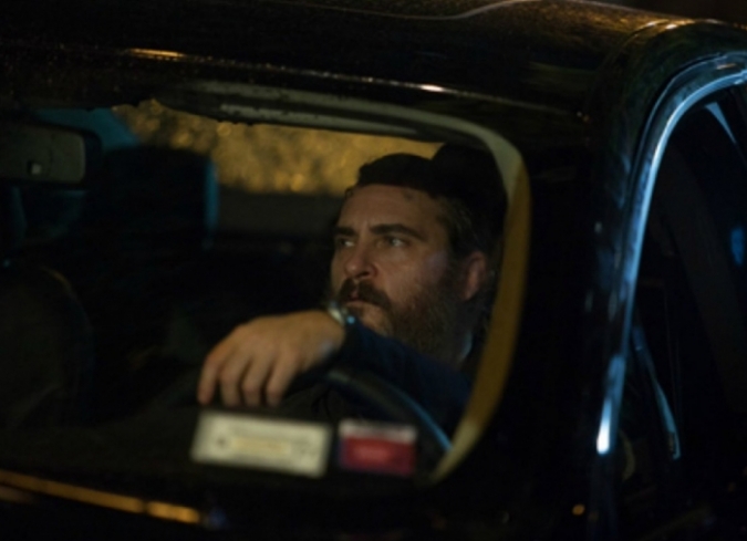 En el cine de Lynne Ramsay, la vida cotidiana adquiere capas enigm�ticas y tintes poco familiares a trav�s de las ondas de horror, dolor y muerte. La cineasta escocesa, con su astuta inclinaci�n hacia la expresividad de los detalles visuales, enfatiza lo falible de la naturaleza humana al abordar una de sus preocupaciones centrales: la mortalidad.  - ENFILME.COM