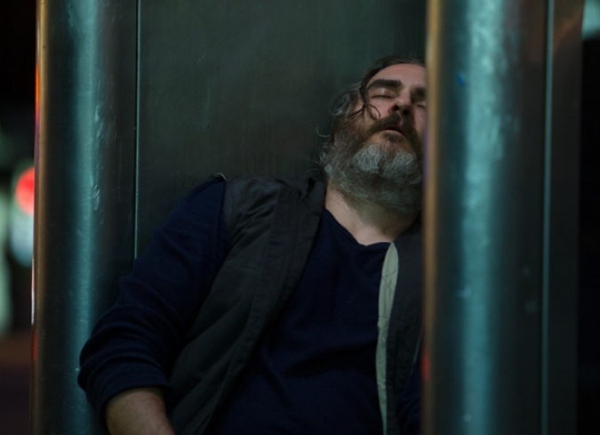 En el cine de Lynne Ramsay, la vida cotidiana adquiere capas enigm�ticas y tintes poco familiares a trav�s de las ondas de horror, dolor y muerte. La cineasta escocesa, con su astuta inclinaci�n hacia la expresividad de los detalles visuales, enfatiza lo falible de la naturaleza humana al abordar una de sus preocupaciones centrales: la mortalidad.  - ENFILME.COM