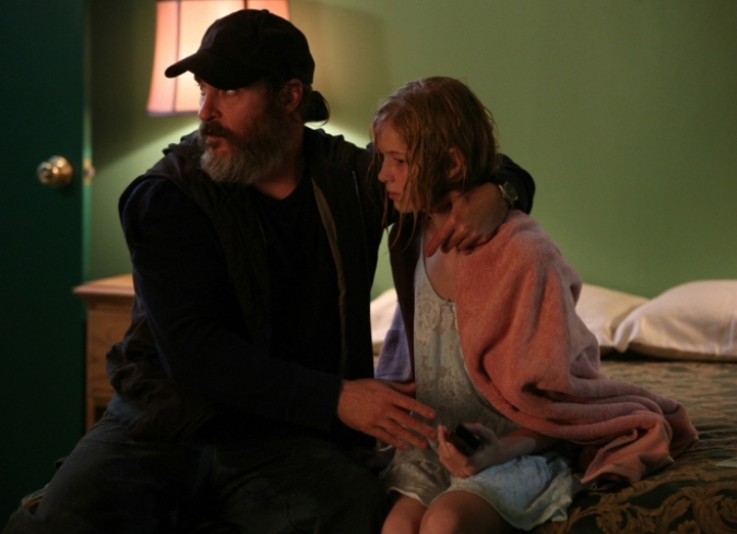 En el cine de Lynne Ramsay, la vida cotidiana adquiere capas enigm�ticas y tintes poco familiares a trav�s de las ondas de horror, dolor y muerte. La cineasta escocesa, con su astuta inclinaci�n hacia la expresividad de los detalles visuales, enfatiza lo falible de la naturaleza humana al abordar una de sus preocupaciones centrales: la mortalidad.  - ENFILME.COM